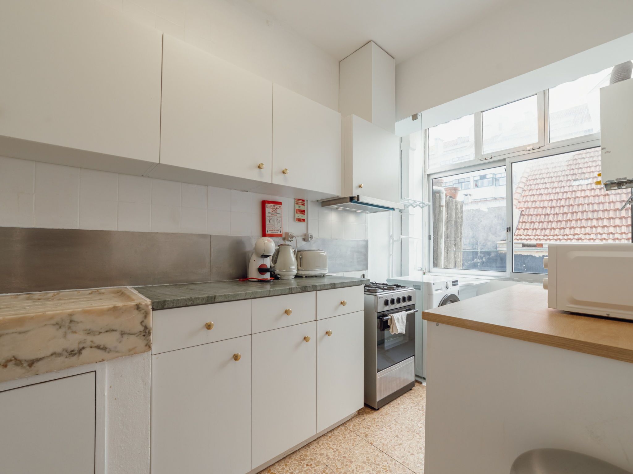 Frigorífic, microones, forn i utensilis de cuina, vaixella i coberteria 