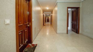 A hallway with wooden doors, a tiled floor, and a carpet runner at the entrance. - DOWNTOWN STYLISH APARTMENT & GARAGE by VACATIONY by Interhome (Porto)
