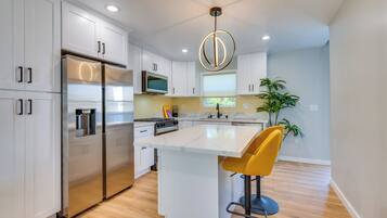 Fridge, microwave, stovetop, dishwasher