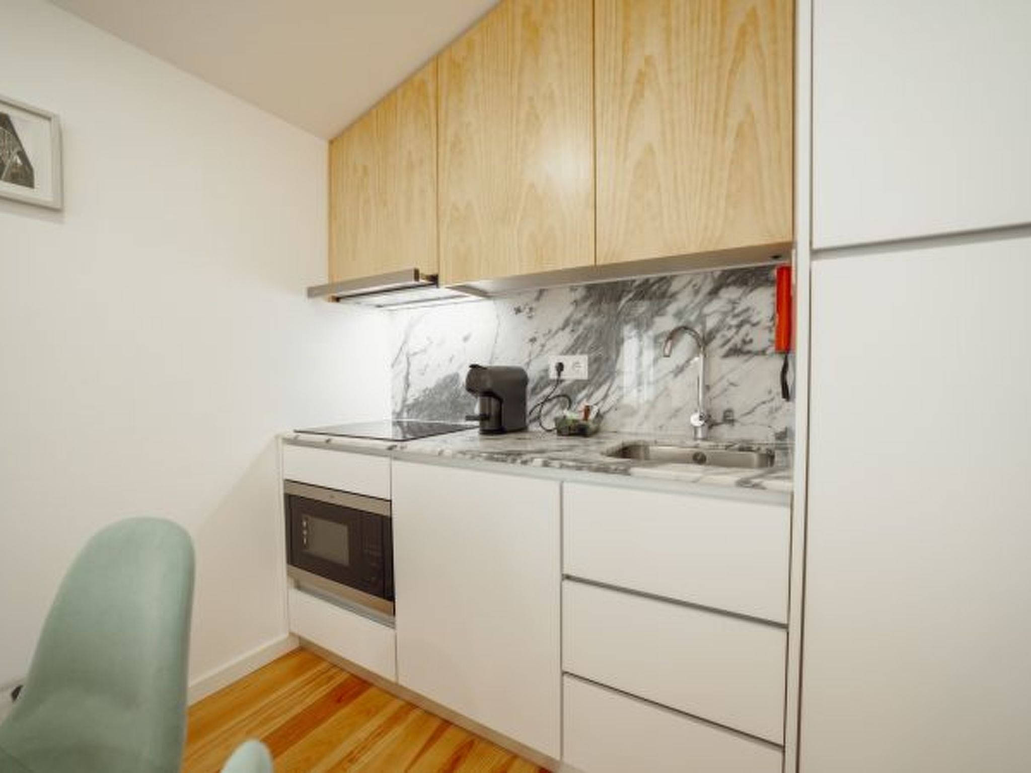 Kühlschrank, Mikrowelle, Kochgeschirr/Geschirr/Besteck