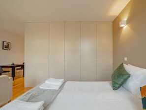 Ein Hotelzimmer mit Bett, Schreibtisch und Stuhl.