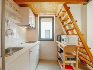 Køleskab, mikrobølgeovn, ovn, køkkentøj/tallerkener/redskaber