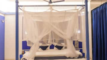 Villa, balcón, vista a la colina