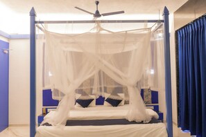 Vila, sacada, vista para a colina