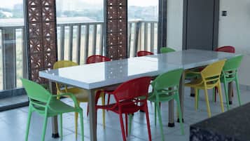 Villa, balcón, vista a la montaña | Restaurante al aire libre