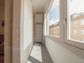 Ein Flur mit Blick auf ein Gebäude durch ein Fenster.