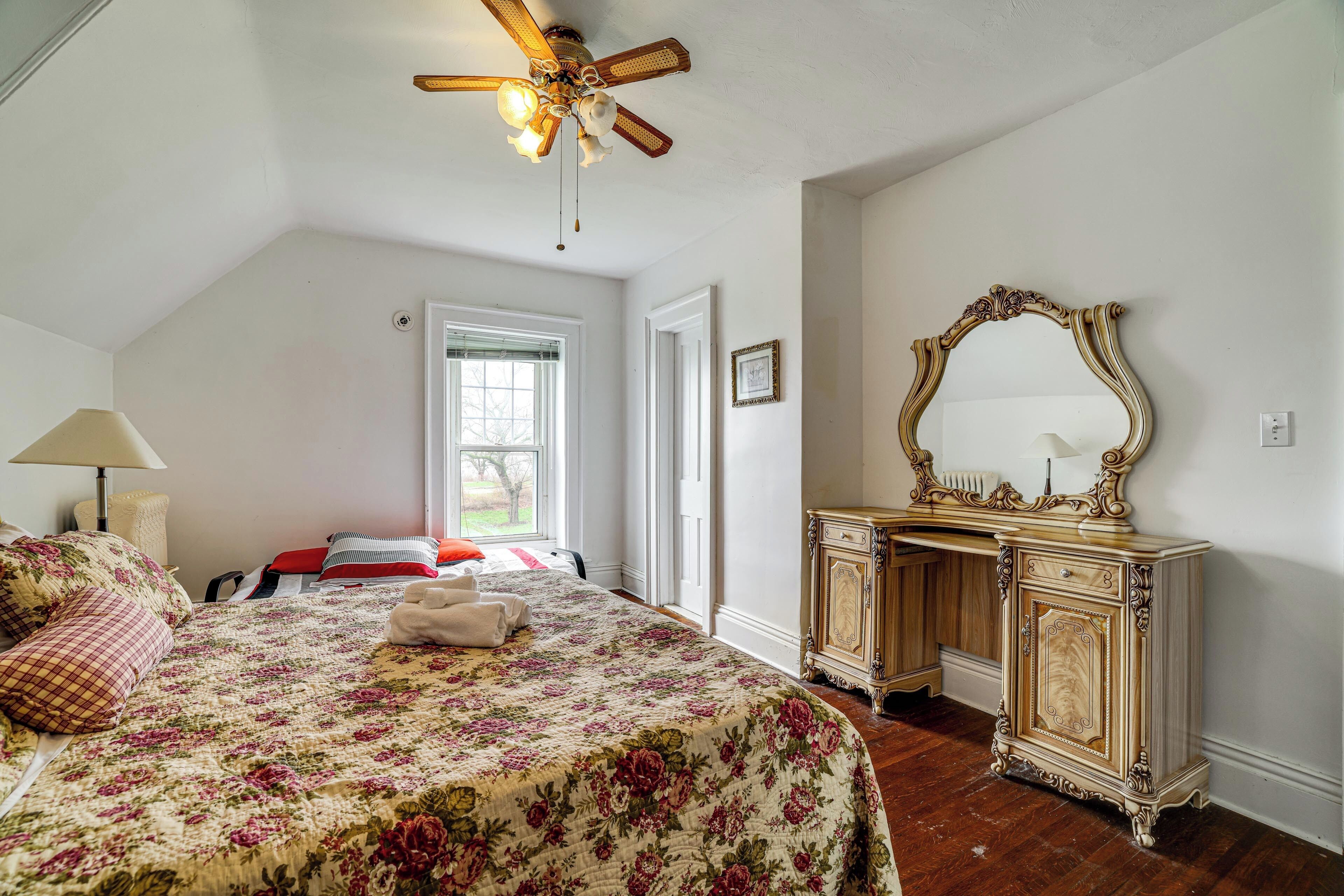 6 bedrooms, desk, travel crib, internet