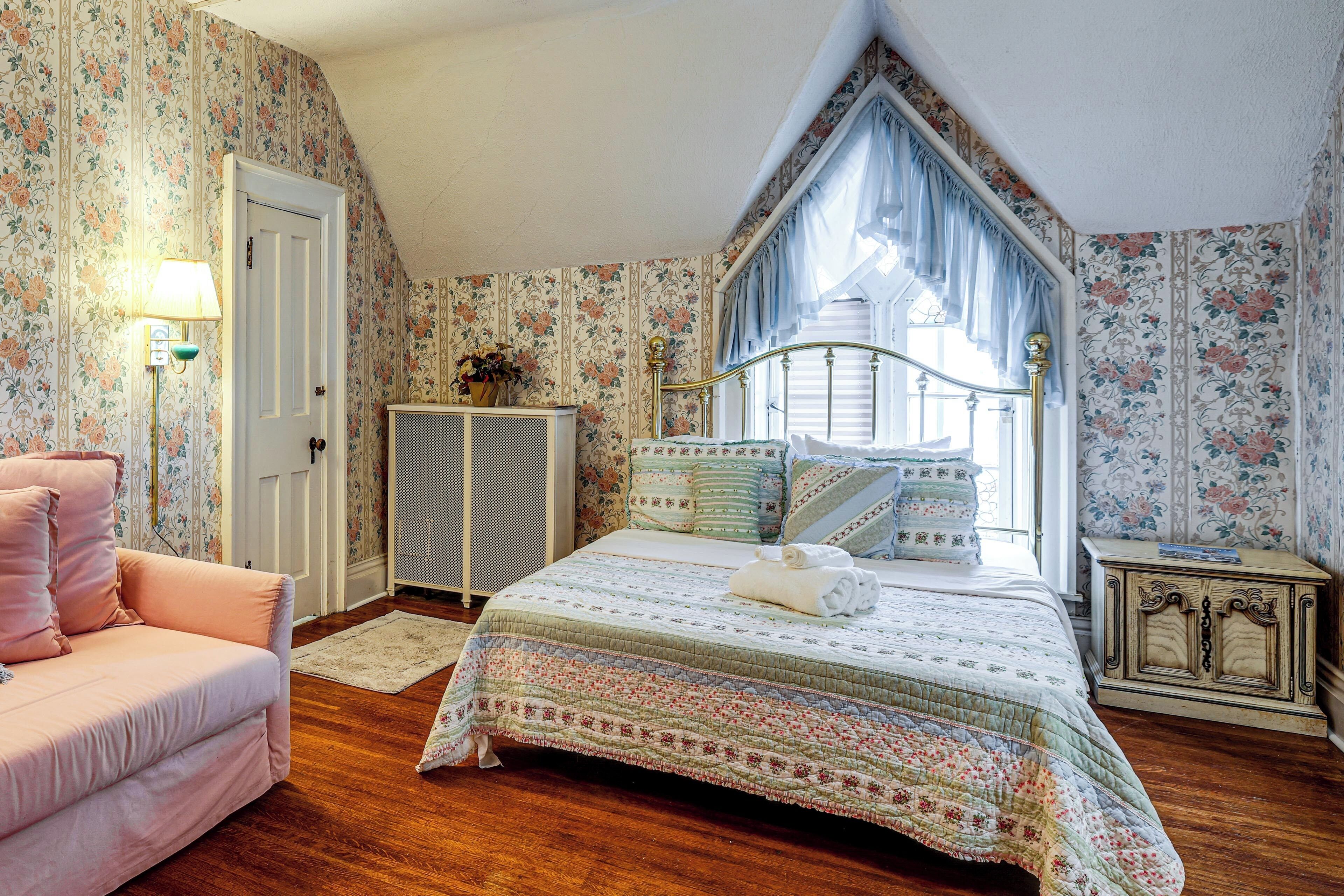 6 slaapkamers, een bureau, reisbedje, internet