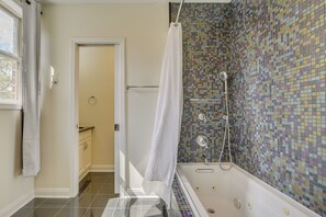 Hair dryer, towels - Steps to Lake & Beach! Multi-Level Oakland Haven (Chicago)