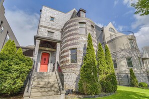 Exterior - Steps to Lake & Beach! Multi-Level Oakland Haven (Chicago)
