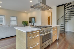 Fridge, microwave, stovetop, dishwasher - Steps to Lake & Beach! Multi-Level Oakland Haven (Chicago)