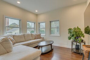 TV - Steps to Lake & Beach! Multi-Level Oakland Haven (Chicago)