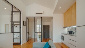 Uma cozinha moderna com armários de madeira, forno embutido e backsplash de mármore.