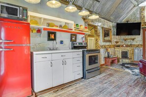 Kühlschrank, Mikrowelle, Herdplatte, Wasserkocher mit Kaffee-/Teezubehör