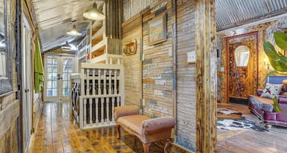 Walk to Granbury Square & Beach! 'Texas Cottage'