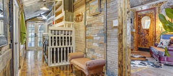 Walk to Granbury Square & Beach! 'Texas Cottage'