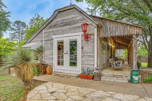 Walk to Granbury Square & Beach! 'Texas Cottage'
