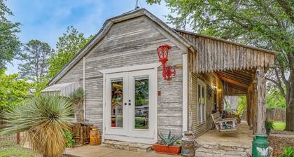 Walk to Granbury Square & Beach! 'Texas Cottage'