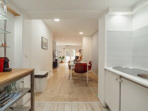 Kühlschrank, Mikrowelle, Ofen, Kochgeschirr/Geschirr/Besteck