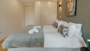 Ein Schlafzimmer mit einem Bett, Kissen und einem Bild an der Wand.