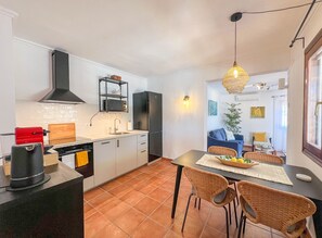 Wasserkocher mit Kaffee-/Teezubehör, Kühlschrank, Mikrowelle, Ofen