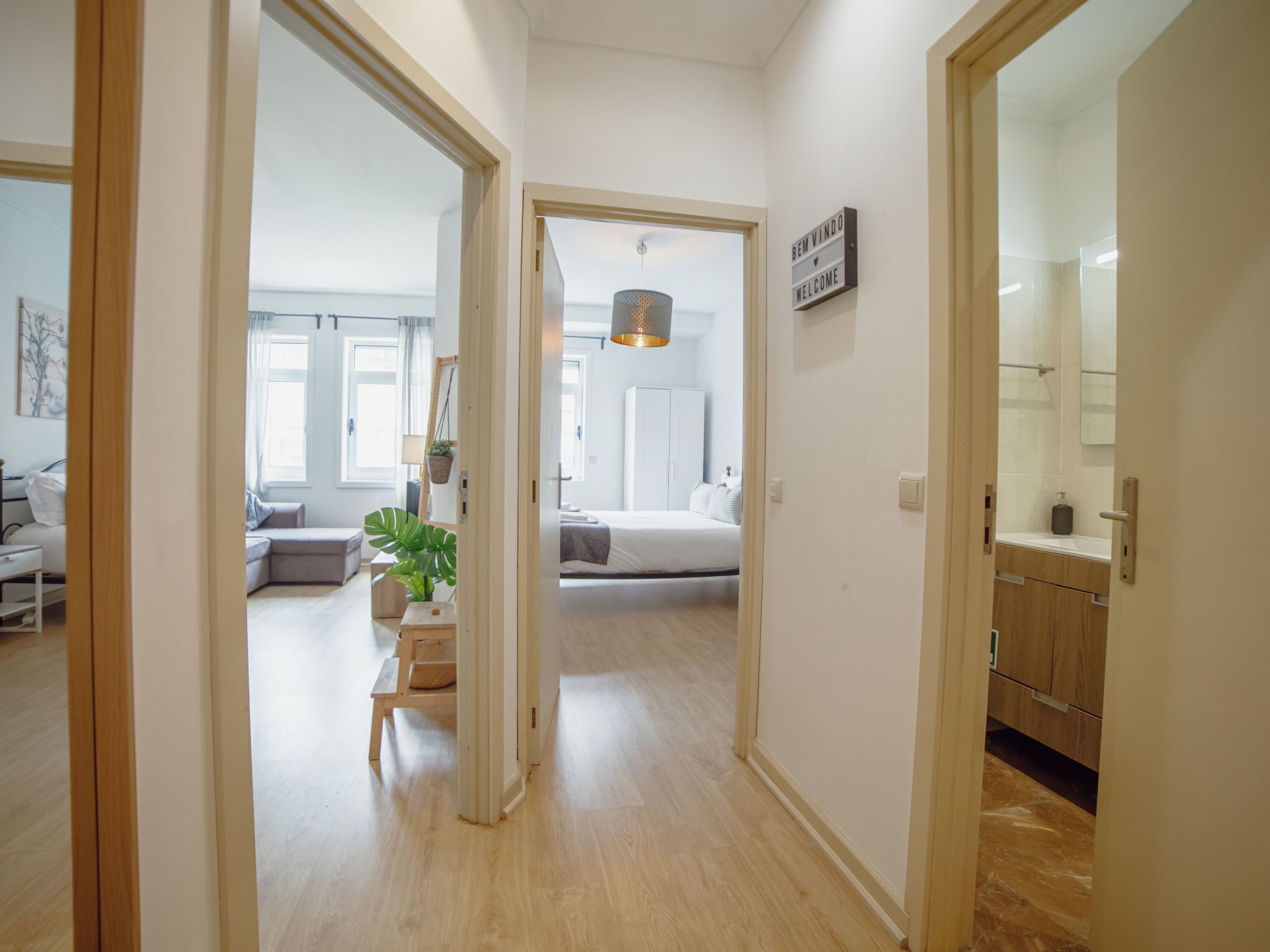 Eine moderne Wohnung mit Wohnzimmer, Schlafzimmer und Küchenzeile.