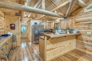 Kühlschrank, Mikrowelle, Herdplatte, Wasserkocher mit Kaffee-/Teezubehör
