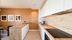 Wasserkocher mit Kaffee-/Teezubehör, Kühlschrank, Mikrowelle, Ofen