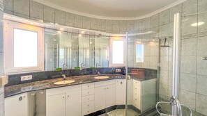 Shower, towels - Villa with panoramic views in Denia (Denia)