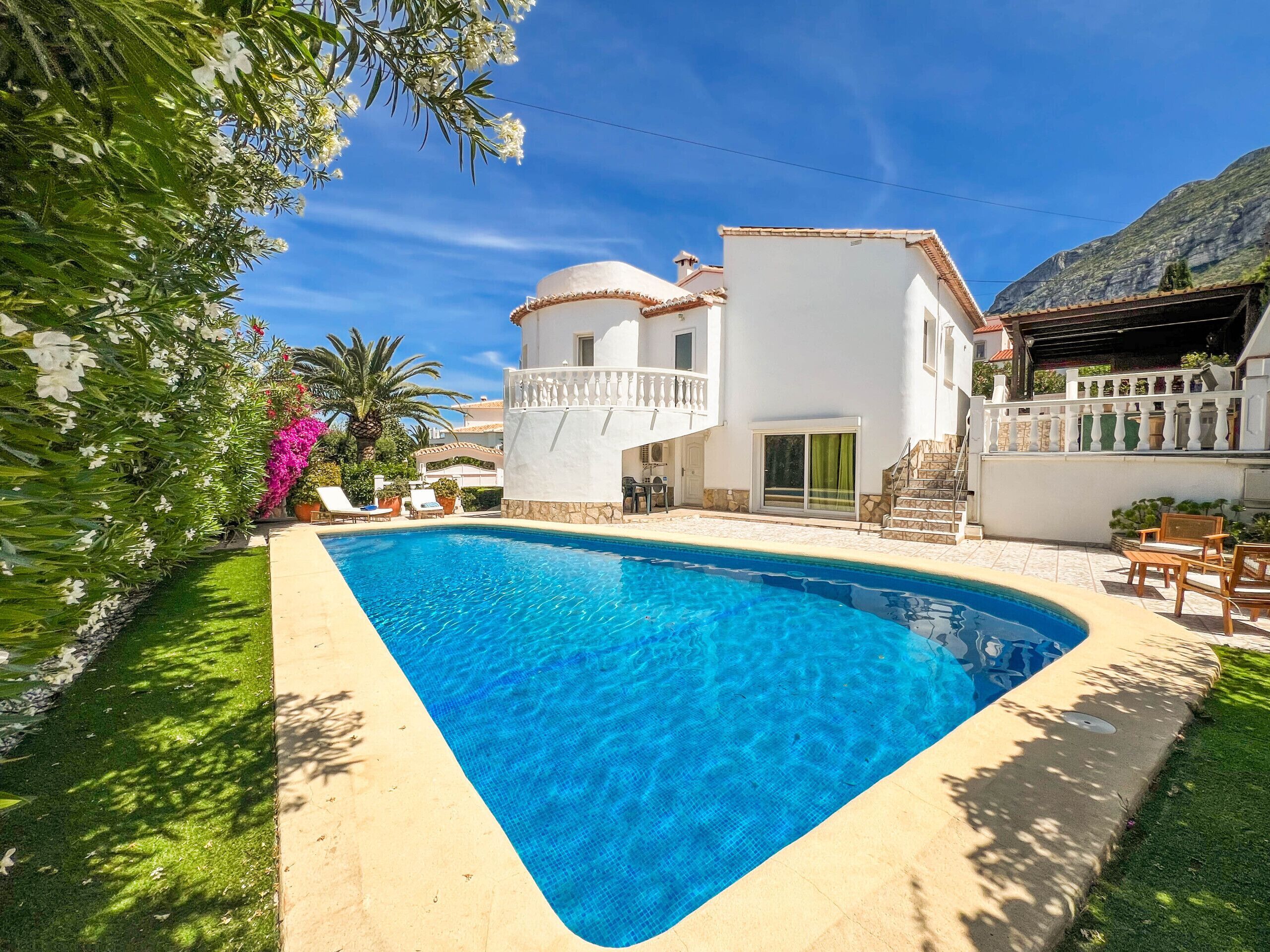 Une piscine avec un bâtiment blanc en arrière-plan.