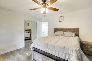 4 bedrooms, desk, iron/ironing board, Internet