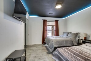 4 bedrooms, desk, iron/ironing board, Internet - Yard w/ BBQ Gazebo: Home Near Fort Bliss & Hiking (El Paso)