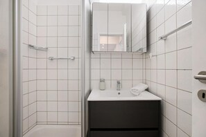 Shower, hair dryer, towels - Apartment 'Sabrina' with Private Terrace and Wi-Fi (Büsum)