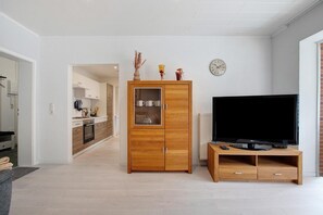 TV - Apartment 'Sabrina' with Private Terrace and Wi-Fi (Büsum)