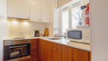 Refrigerador, microondas, horno, utensilios de cocina