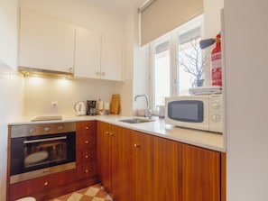 Refrigerador, microondas, horno, utensilios de cocina