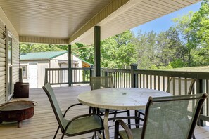 Outdoor dining - Mtn View & On-Site Trails! Rural Bybee Retreat (Bybee)