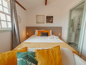 Ein Hotelzimmer mit einem Bett, einer Dusche und Blick auf die Stadt.