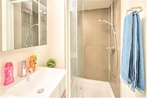 Een douche, een haardroger, handdoeken
