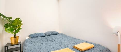 1 bedroom, bed sheets