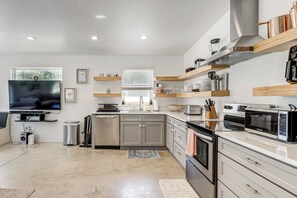 Fridge, microwave, stovetop, dishwasher - Family & Pet-Friendly Jacksonville Escape w/ Yard (Jacksonville)