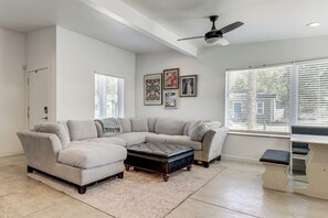 TV - Family & Pet-Friendly Jacksonville Escape w/ Yard (Jacksonville)