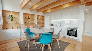 Una cucina moderna con mobili bianchi, forno integrato e microonde.