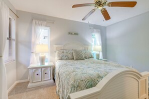Desk, iron/ironing board, Internet, bed sheets - Relaxing Nature Coast Condo Near Crystal River (Hernando)