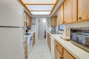 Fridge, microwave, stovetop, dishwasher - Relaxing Nature Coast Condo Near Crystal River (Hernando)