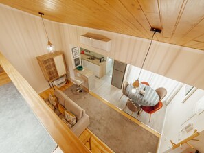 Ein modernes Interieur mit Essbereich, Küche und Wohnbereich.