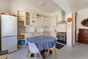 Kühlschrank, Ofen, Herdplatte, Wasserkocher mit Kaffee-/Teezubehör
