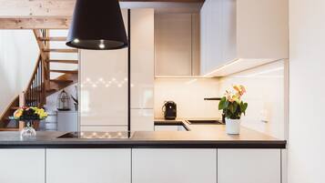 Coffee/tea maker, fridge, oven, stovetop