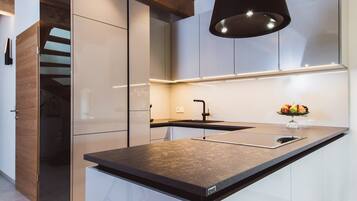 Coffee/tea maker, fridge, oven, stovetop