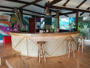 Bar (trong khuôn viên)